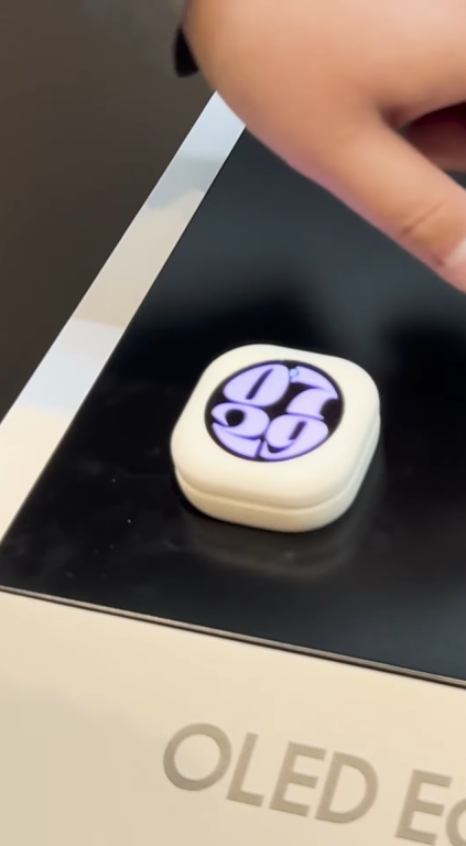 Будет видно время, уровень заряда и настройки. Samsung показала экран для кейса беспроводных наушников